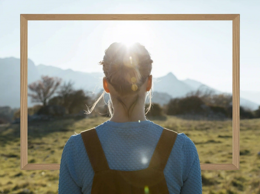 Mujer mirando fijamente a través de una apertura, una metáfora visual sobre mirar más allá de la superficie en terapia.
