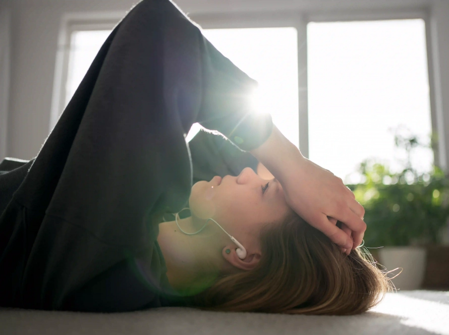 Mujer joven tumbada en el suelo con gesto de culpa